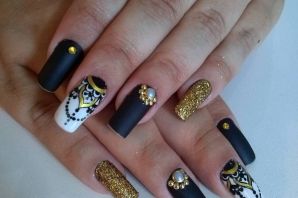 Дизайн ногтей черный с золотом