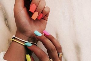 Ногти разного цвета на разных руках