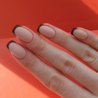 Матовый френч на ногтях квадратной формы