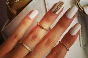 Белые ногти с золотом