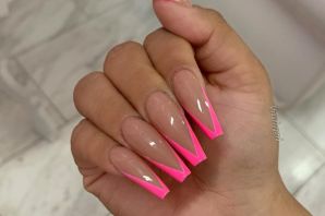 Розовый френч на ногтях квадратной формы