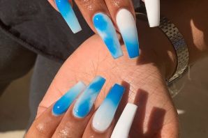 Дизайн ногтей голубой с белым