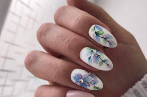 Акварельные цветы на ногтях