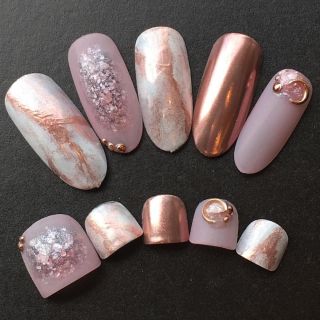 Розовый мрамор на ногтях