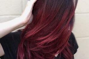 Девушка с бордовыми волосами