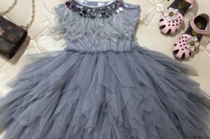 Платье для девочки с перьями