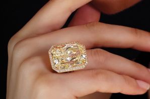 Золотое кольцо с крупным камнем