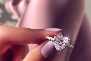 Серебряное кольцо на пальце