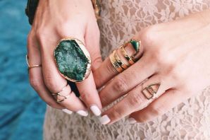 Женское кольцо с зеленым камнем