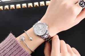 Женские часы с металлическим браслетом