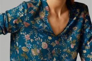 Голубая шелковая блузка