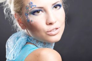 Голубой макияж со стразами