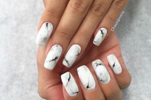 Белый мрамор на ногтях