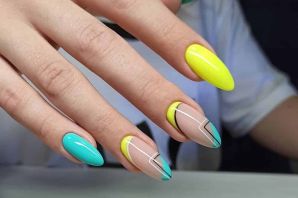 Разноцветный френч на ногтях миндалевидной формы