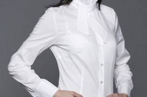 Белая блузка с воротником стойка