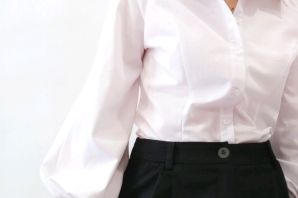 Белая блузка с пышными рукавами