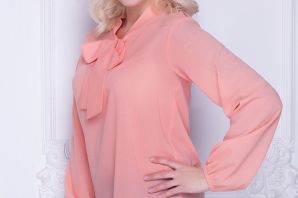 Блузка персикового цвета