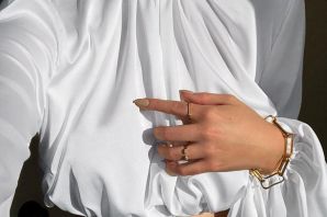 Блузка с широкими рукавами на манжете