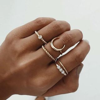 Модные золотые кольца