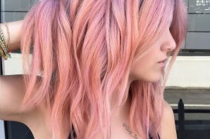 Розовые пряди на коротких волосах