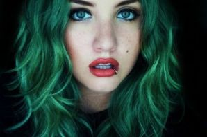 Темно зеленые волосы