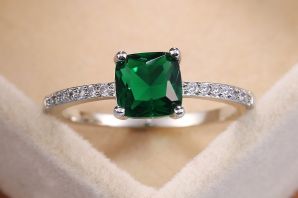 Кольцо с большим зеленым камнем