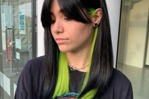 Зеленые пряди на темных волосах