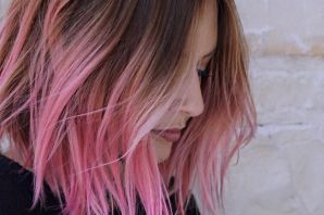 Темные волосы с розовыми прядями