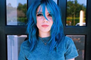 Тиктокерша с синими волосами