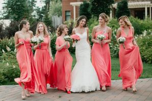 Красное платье подружки невесты