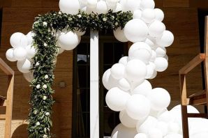 Украшение двора на свадьбу шарами