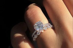 Серебряное кольцо с бриллиантом женское