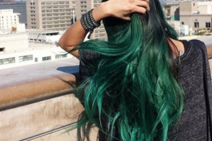 Зеленые пряди на русых волосах