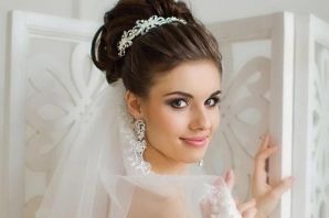 Прическа невесты пучок с фатой