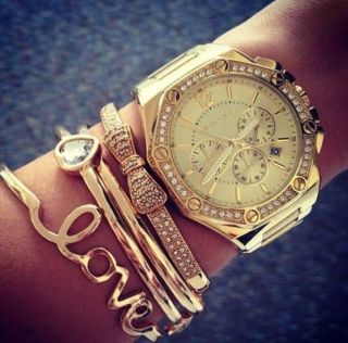 Золотые часы на руке