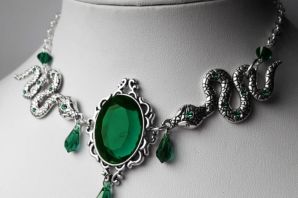 Ювелирные украшения с зеленым камнем