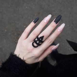 Темный маникюр на длинные ногти