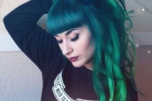 Зеленые волосы с челкой