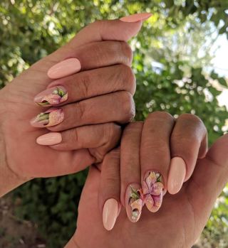Маникюр с лилиями на ногтях