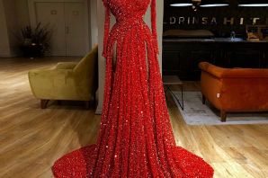 Блестящее красное платье