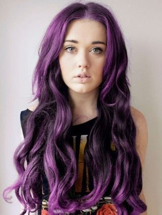 Коричневые волосы с фиолетовыми прядями