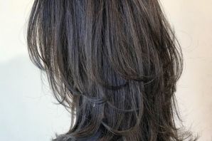 Стрижка каскад на длинные черные волосы
