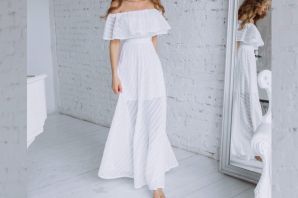 Белое летнее платье с открытыми плечами