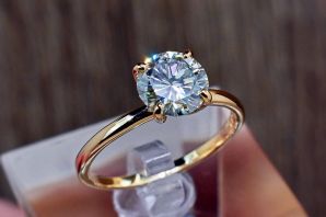 Круглое кольцо с камнем внутри