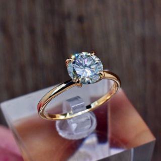 Круглое кольцо с камнем внутри