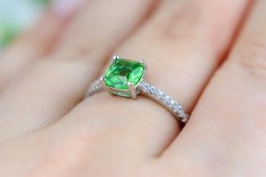 Кольцо с зеленым камнем в серебре