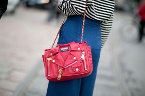 Красная маленькая сумка