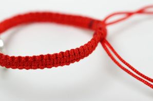 Красный плетеный браслет