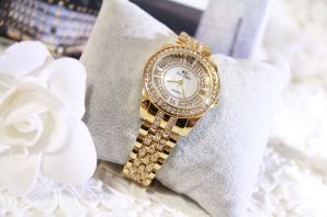 Женские наручные часы с металлическим браслетом