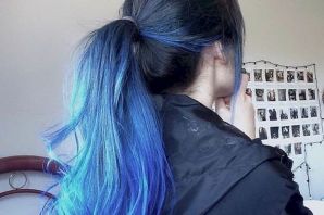 Синие пряди волос